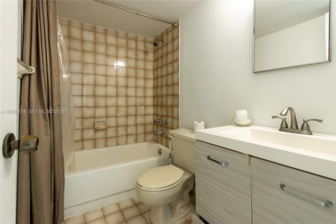 Condo in Miami, Florida, 2 bedrooms № 2248766 - photo 17