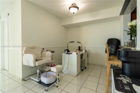 Condo in Miami, Florida, 2 bedrooms № 2248766 - photo 2