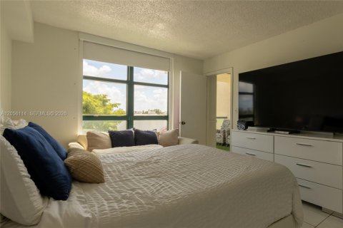 Condo in Miami, Florida, 2 bedrooms № 2248766 - photo 7