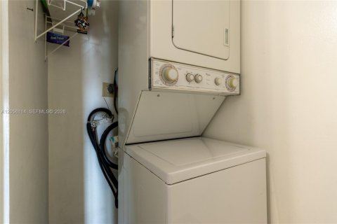 Condo in Miami, Florida, 2 bedrooms № 2248766 - photo 5