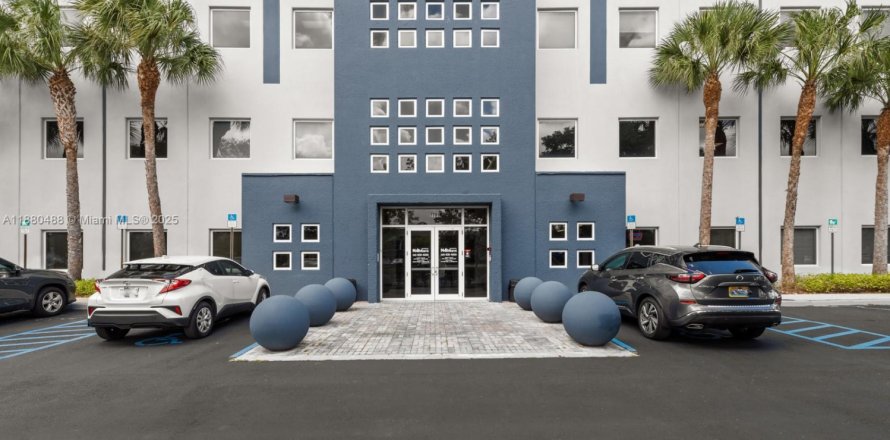 Immobilier commercial à Doral, Floride № 2078080