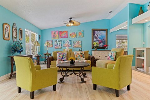 House in Saint Petersburg, Florida 3 bedrooms, 152.36 sq.m. № 2201246 - photo 5