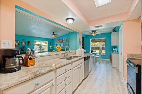 House in Saint Petersburg, Florida 3 bedrooms, 152.36 sq.m. № 2201246 - photo 15