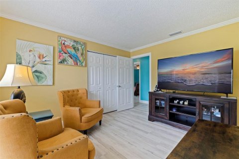 House in Saint Petersburg, Florida 3 bedrooms, 152.36 sq.m. № 2201246 - photo 17