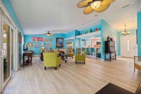 House in Saint Petersburg, Florida 3 bedrooms, 152.36 sq.m. № 2201246 - photo 6