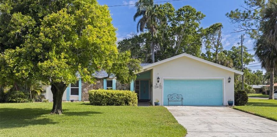 House in Saint Petersburg, Florida 3 bedrooms, 152.36 sq.m. № 2201246