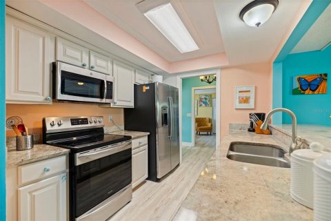 House in Saint Petersburg, Florida 3 bedrooms, 152.36 sq.m. № 2201246 - photo 14