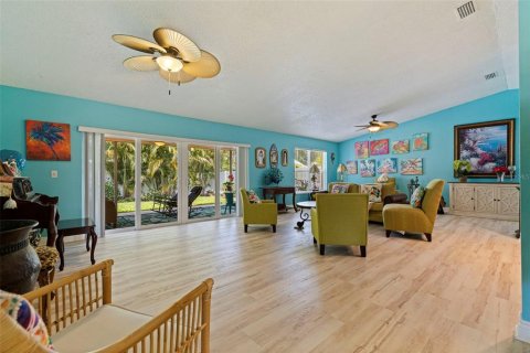 House in Saint Petersburg, Florida 3 bedrooms, 152.36 sq.m. № 2201246 - photo 4