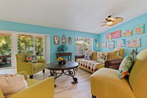 House in Saint Petersburg, Florida 3 bedrooms, 152.36 sq.m. № 2201246 - photo 7