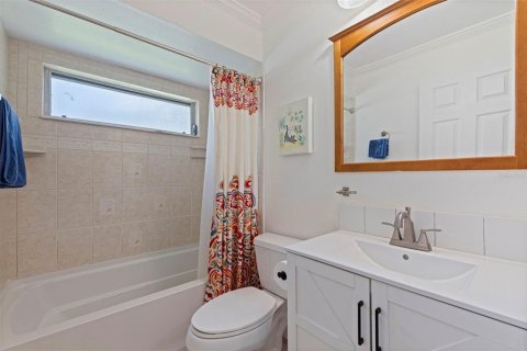 House in Saint Petersburg, Florida 3 bedrooms, 152.36 sq.m. № 2201246 - photo 24