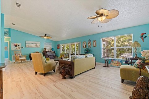 House in Saint Petersburg, Florida 3 bedrooms, 152.36 sq.m. № 2201246 - photo 11