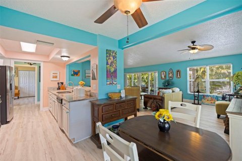 House in Saint Petersburg, Florida 3 bedrooms, 152.36 sq.m. № 2201246 - photo 13