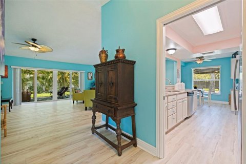 House in Saint Petersburg, Florida 3 bedrooms, 152.36 sq.m. № 2201246 - photo 3