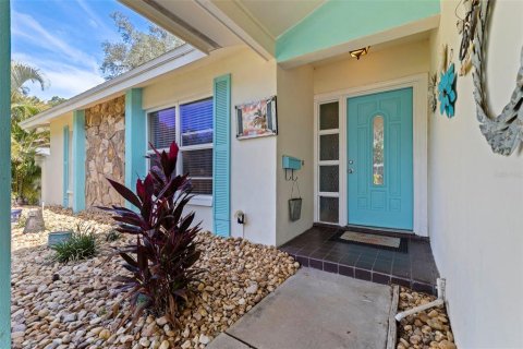 House in Saint Petersburg, Florida 3 bedrooms, 152.36 sq.m. № 2201246 - photo 2