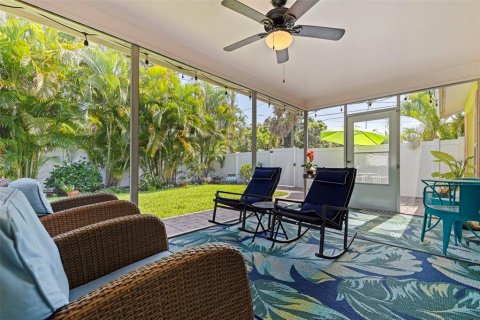 House in Saint Petersburg, Florida 3 bedrooms, 152.36 sq.m. № 2201246 - photo 25