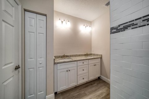 Touwnhouse à louer à Tampa, Floride: 3 chambres, 167.22 m2 № 2430642 - photo 15