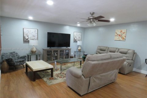 Appartement à louer à North Miami, Floride: 2 chambres, 116.13 m2 № 2039113 - photo 2