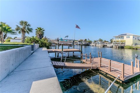 House in Hernando Beach, Florida 3 bedrooms, 141.95 sq.m. № 1687360 - photo 8