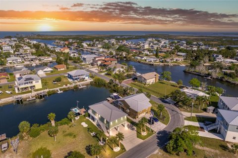 House in Hernando Beach, Florida 3 bedrooms, 141.95 sq.m. № 1687360 - photo 1