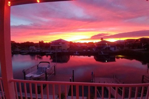 House in Hernando Beach, Florida 3 bedrooms, 141.95 sq.m. № 1687360 - photo 3