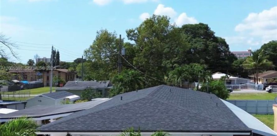 Commercial property in Miami, Florida 144.93 sq.m. № 2076088