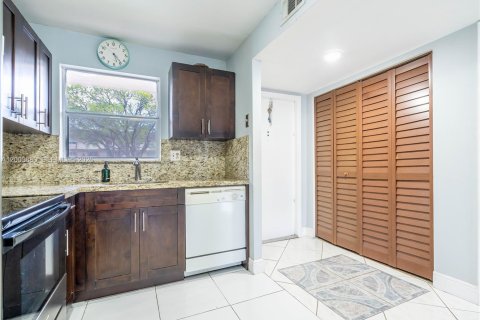 Condo in Sunrise, Florida, 2 bedrooms  № 2068232 - photo 3