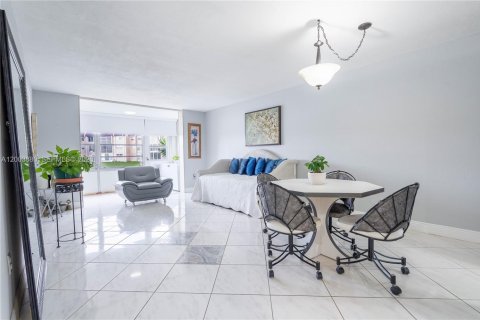 Condo in Sunrise, Florida, 2 bedrooms  № 2068232 - photo 5