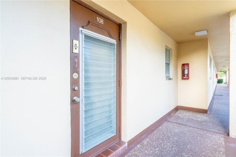 Condo in Sunrise, Florida, 2 bedrooms  № 2068232 - photo 16