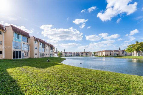 Condo in Sunrise, Florida, 2 bedrooms  № 2068232 - photo 8