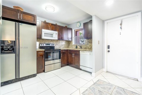Condo in Sunrise, Florida, 2 bedrooms  № 2068232 - photo 2