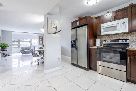 Condo in Sunrise, Florida, 2 bedrooms  № 2068232 - photo 4