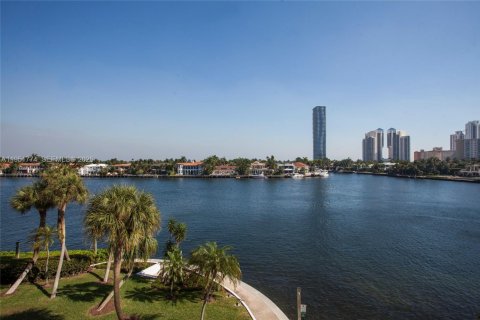 Condominio en venta en Aventura, Florida, 2 dormitorios, 176.89 m2 № 2006504 - foto 2
