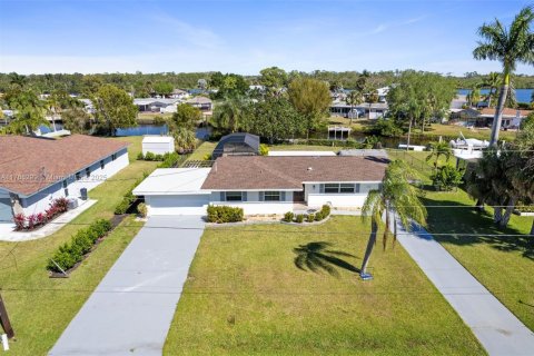House in Fort Myers, Florida 3 bedrooms № 1867939 - photo 1