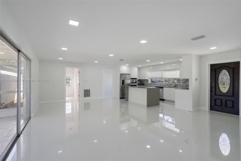House in Fort Myers, Florida 3 bedrooms № 1867939 - photo 12