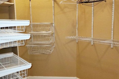 Villa ou maison à louer à Miami, Floride: 5 chambres, 244.8 m2 № 1850820 - photo 23