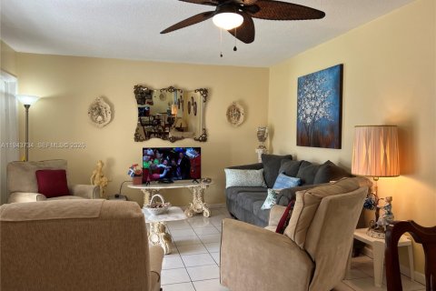 Condo in Hollywood, Florida, 2 bedrooms № 2054573 - photo 2