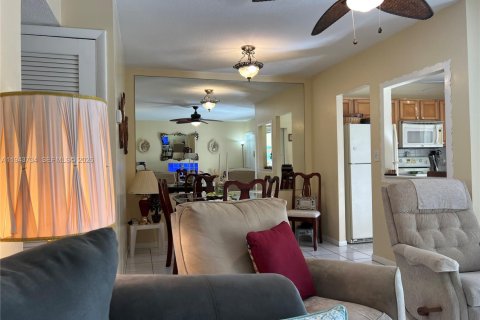 Condo in Hollywood, Florida, 2 bedrooms № 2054573 - photo 3