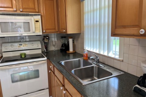 Condo in Hollywood, Florida, 2 bedrooms № 2054573 - photo 11