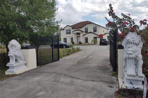 House in Orlando, Florida 5 bedrooms, 320.7 sq.m. № 1395637 - photo 2