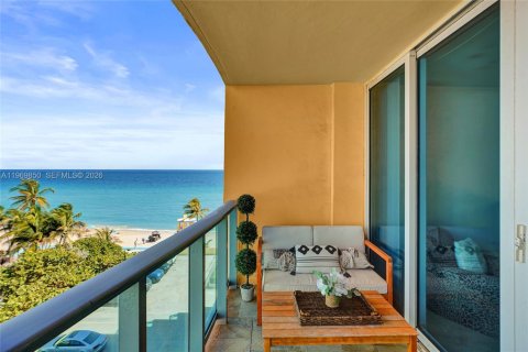 Кондоминиум с 1 спальней в Холливуд, Флорида № 2031234