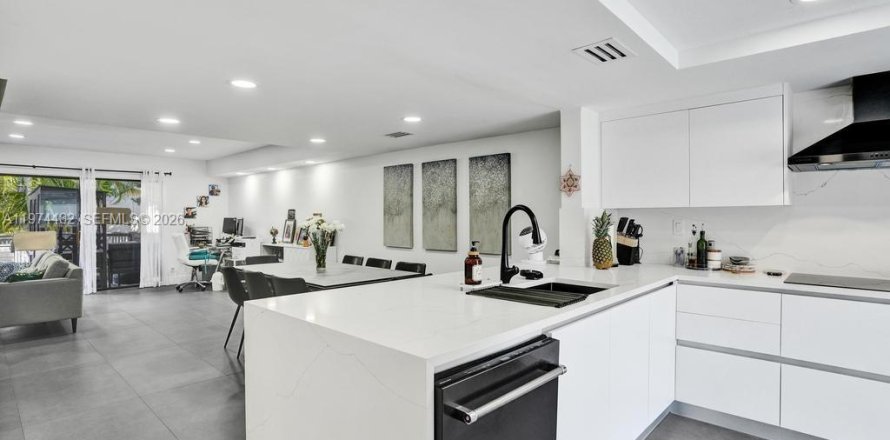 Condominio en North Miami Beach, Florida, 3 dormitorios № 2091081
