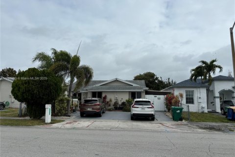 Casa en venta en Miami, Florida, 3 dormitorios, 151.15 m2 № 1977624 - foto 1