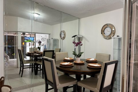 Casa en venta en Miami, Florida, 3 dormitorios, 151.15 m2 № 1977624 - foto 10