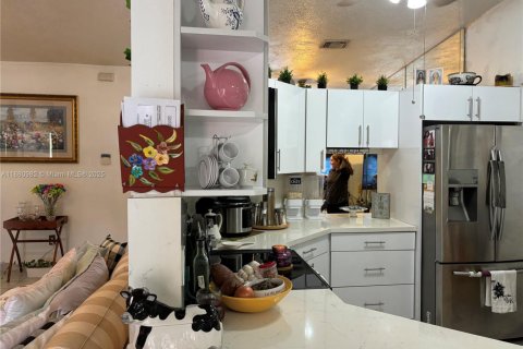 Casa en venta en Miami, Florida, 3 dormitorios, 151.15 m2 № 1977624 - foto 13