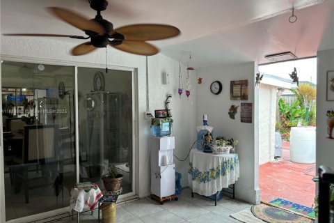 Casa en venta en Miami, Florida, 3 dormitorios, 151.15 m2 № 1977624 - foto 18