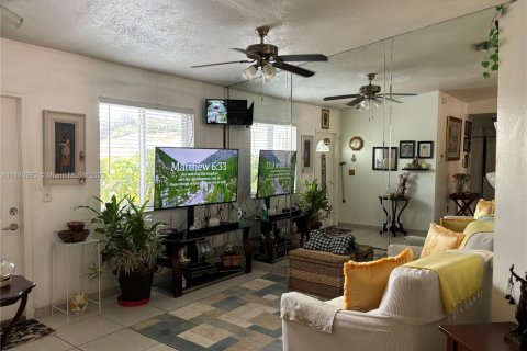 Casa en venta en Miami, Florida, 3 dormitorios, 151.15 m2 № 1977624 - foto 3