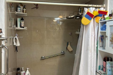 Casa en venta en Miami, Florida, 3 dormitorios, 151.15 m2 № 1977624 - foto 21