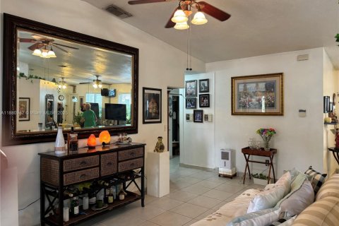 Casa en venta en Miami, Florida, 3 dormitorios, 151.15 m2 № 1977624 - foto 12