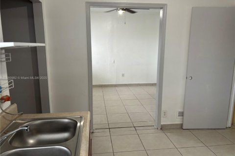 Casa en venta en Miami, Florida, 3 dormitorios, 151.15 m2 № 1977624 - foto 25