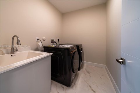 House in Davie, Florida 4 bedrooms, 259.01 sq.m. № 1997083 - photo 28